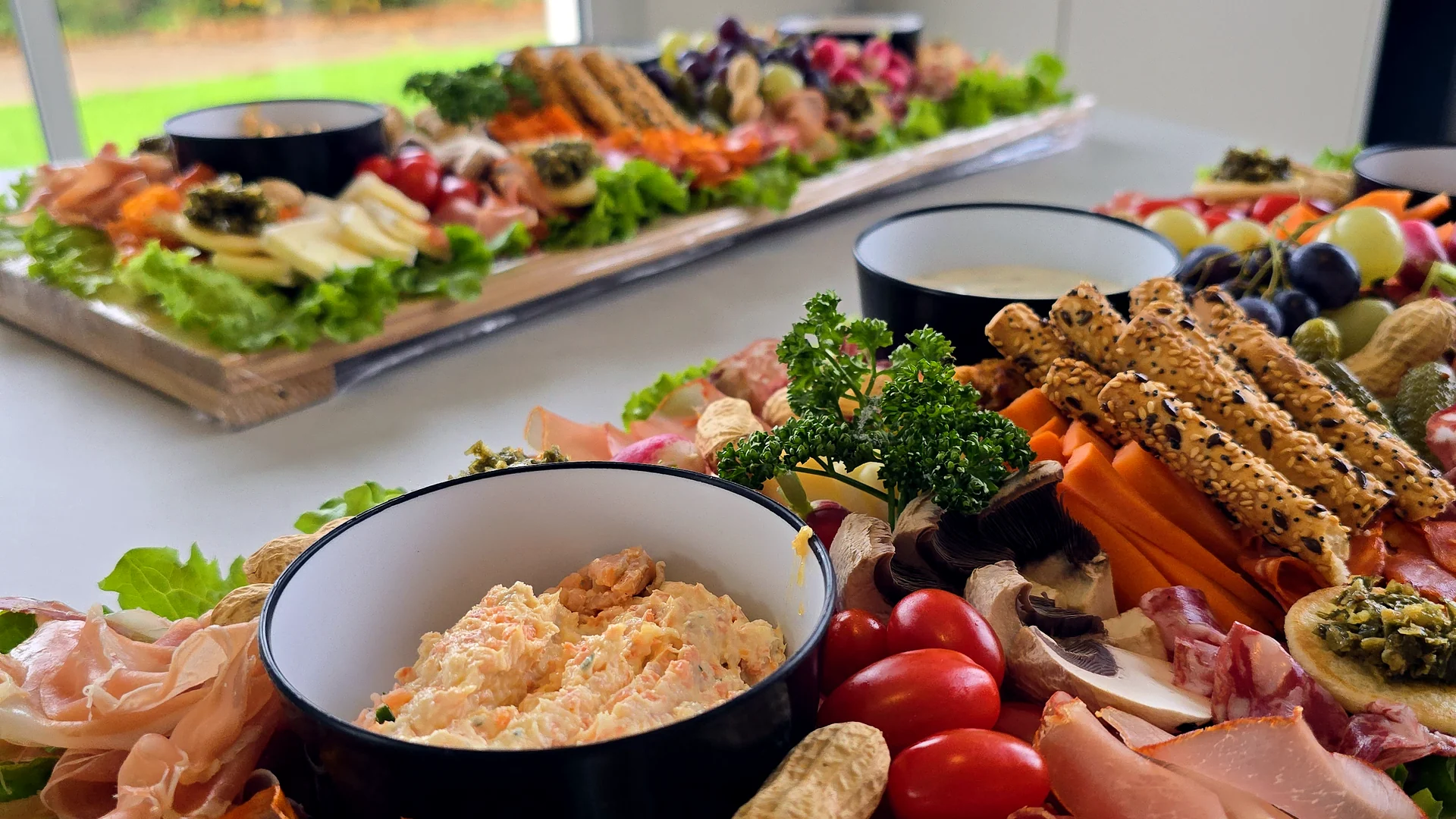 Grand buffet coloré préparé par La Muse Bouche d’Elo