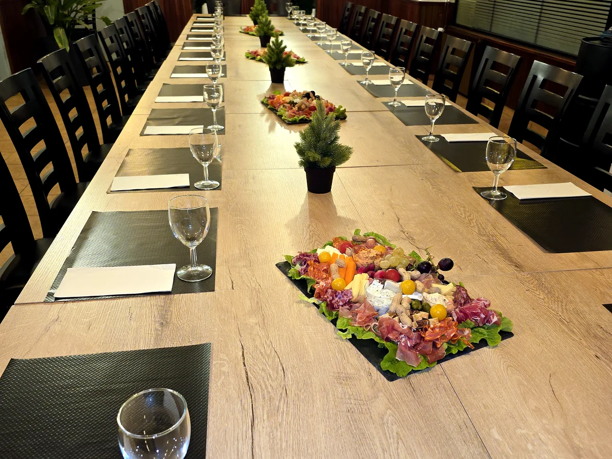 Salle du restaurant dressée pour accueillir les convives