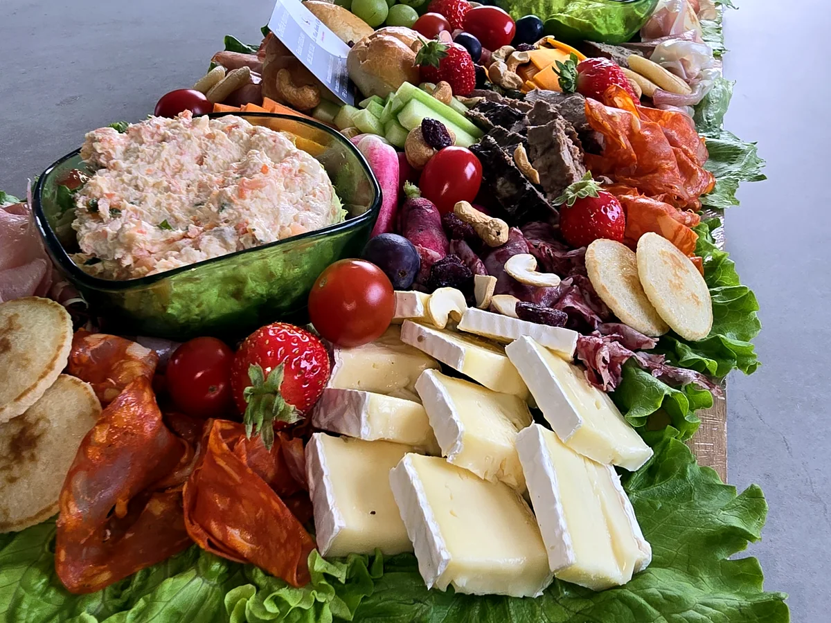 Buffet généreux de charcuteries, fromages et crudités