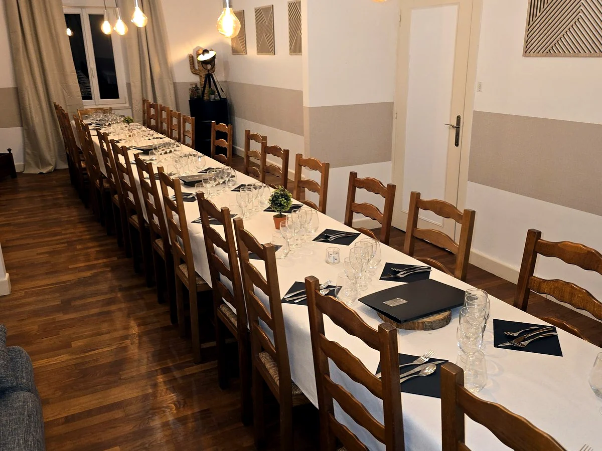Longue table dressée dans notre salle de réception