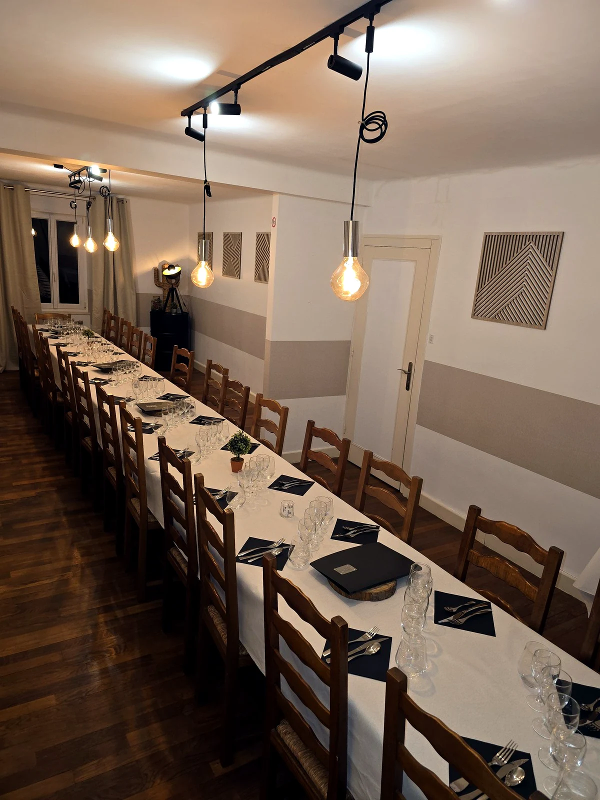 Notre salle préparée avec une longue table de réception