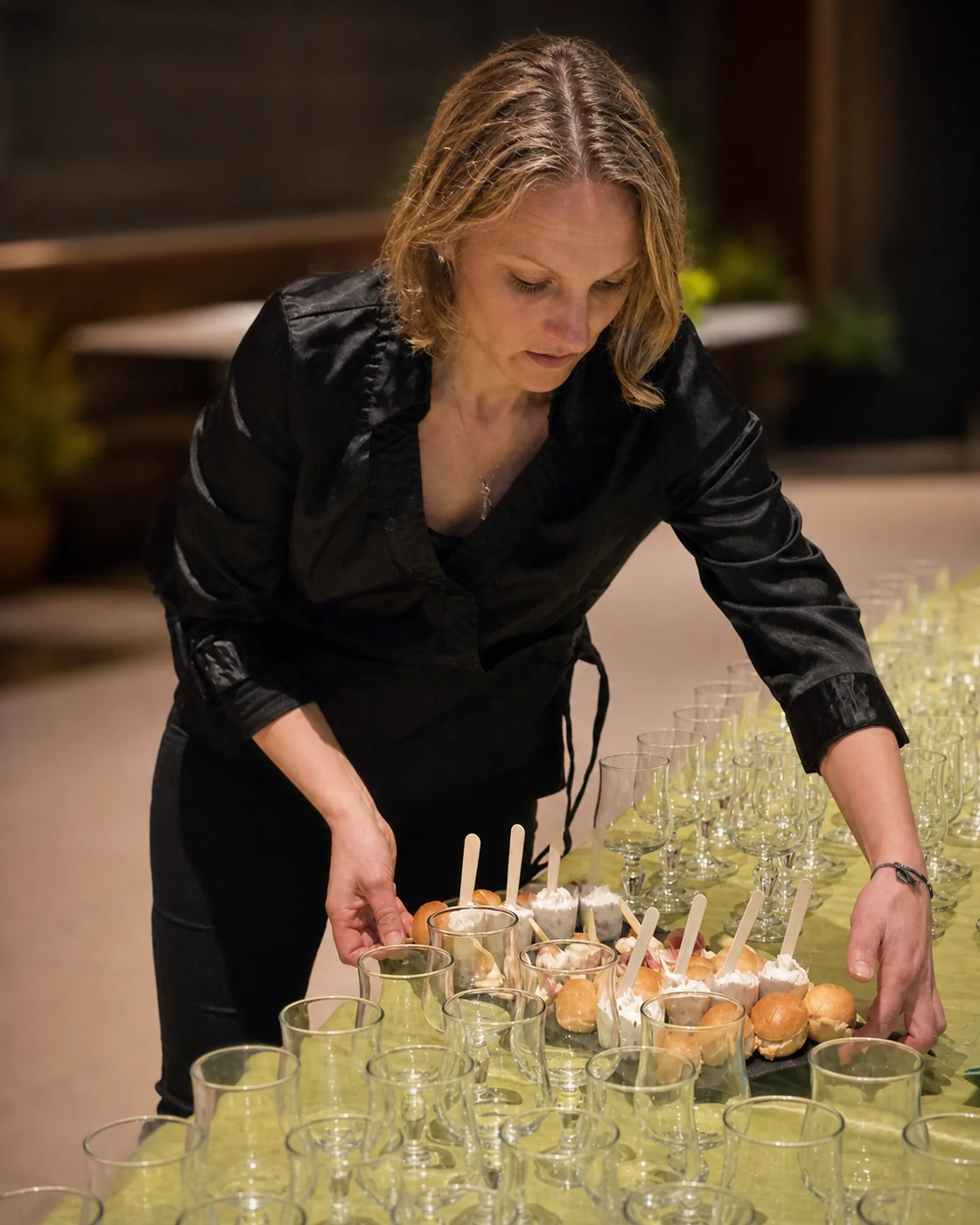 Élodie préparant un buffet lors d’un événement